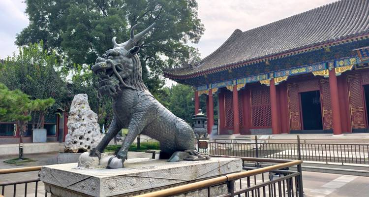 Statue de qilin en bronze dans une cour traditionnelle chinoise.