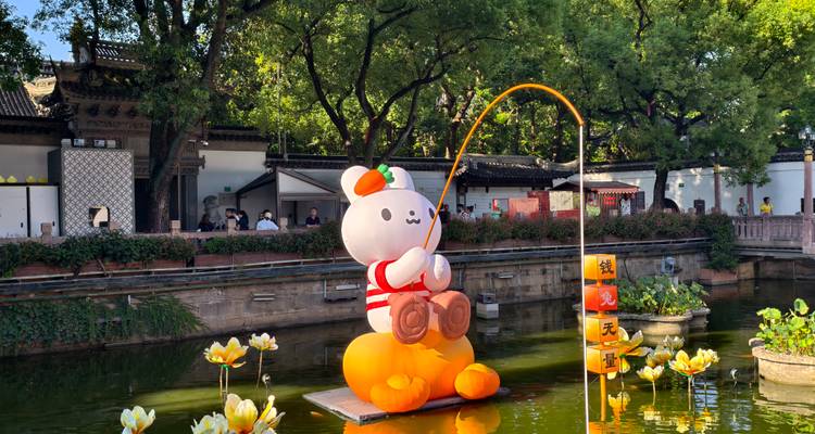 Une grande figure de dessin animé pêchant dans un étang avec des plantes aquatiques.