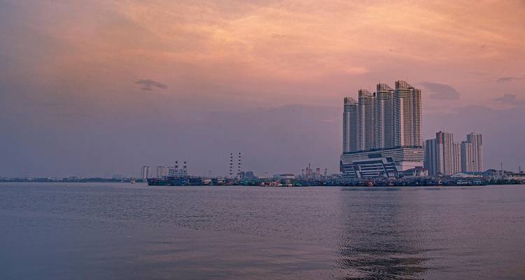 Horizon urbain avec des gratte-ciel au coucher du soleil.