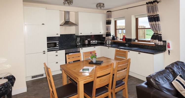 Cuisine moderne et salle à manger avec mobilier en bois.