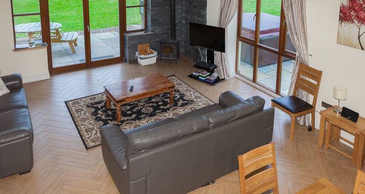 Intérieur de salon avec canapés, table et télévision.