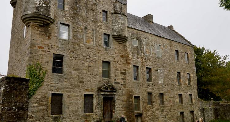 Vieux château de pierre avec ciel couvert.