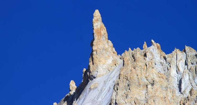 Scharfe Felsformation vor einem klaren blauen Himmel.