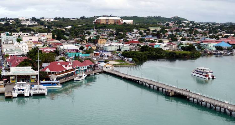 Vue d'ensemble d'une ville côtière avec une longue jetée s'étendant dans l'eau.