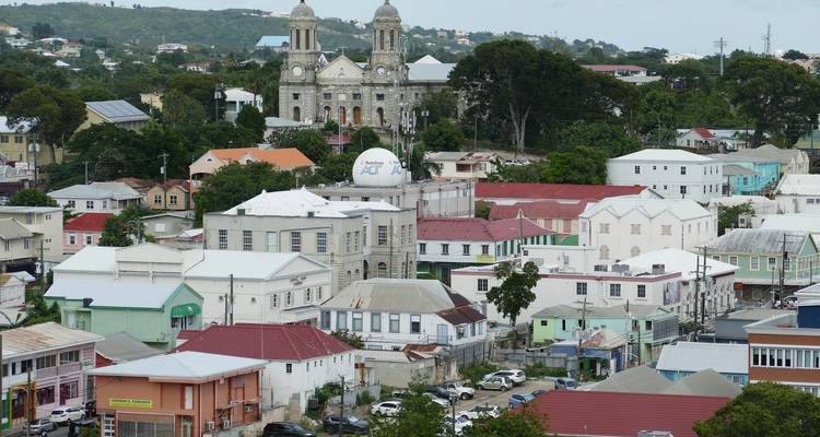Vue aérienne d'une ville avec une grande église au centre entourée d'arbres.