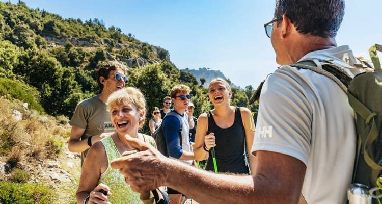 Des touristes souriant et interagissant lors d'une randonnée.