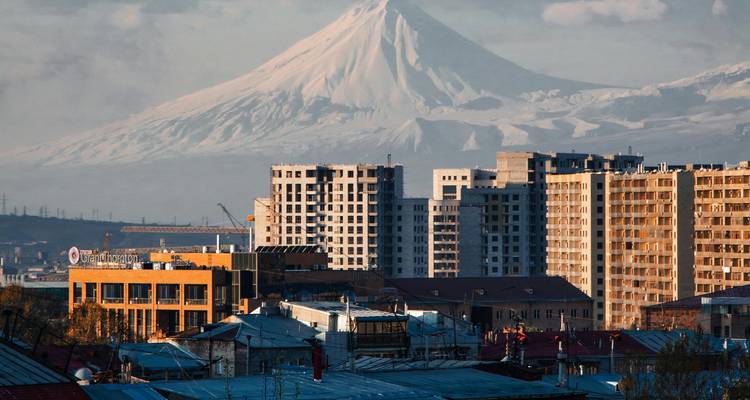 Paysage urbain d'Erevan avec le mont Ararat en arrière-plan.