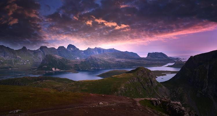 Paysage de montagne à couper le souffle au crépuscule.