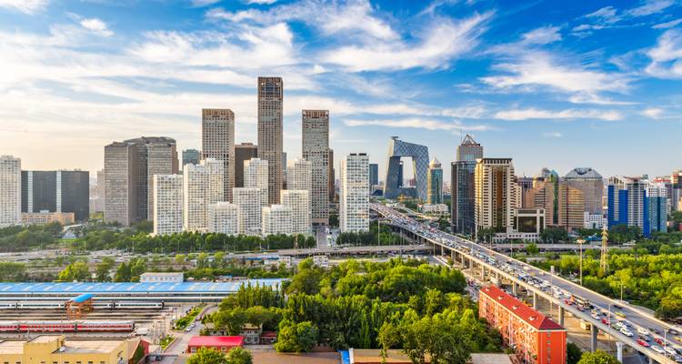 Skyline de la ciudad con rascacielos modernos y autopistas.