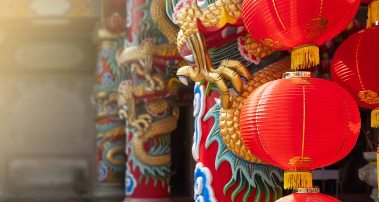 Linternas chinas rojas con esculturas de dragón.