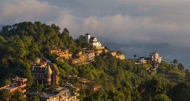 Pueblo en la colina con vistas panorámicas durante la hora dorada.