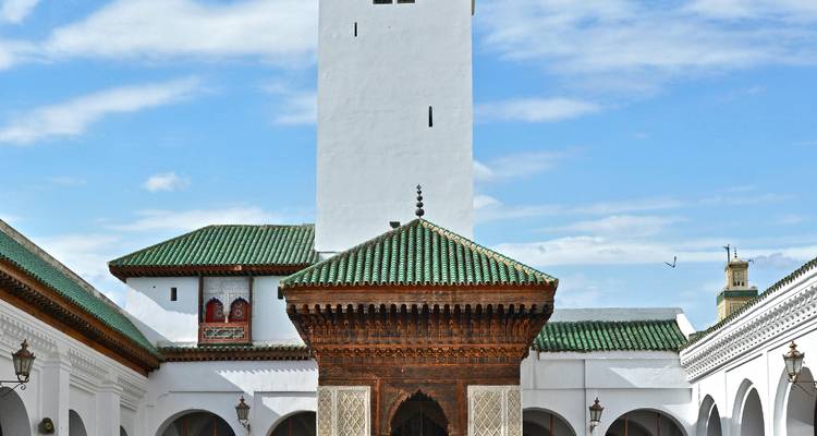 Architecture marocaine traditionnelle avec arcs et carreaux.