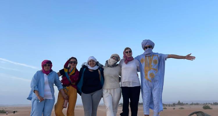 Groupe de personnes posant en tenue de désert.