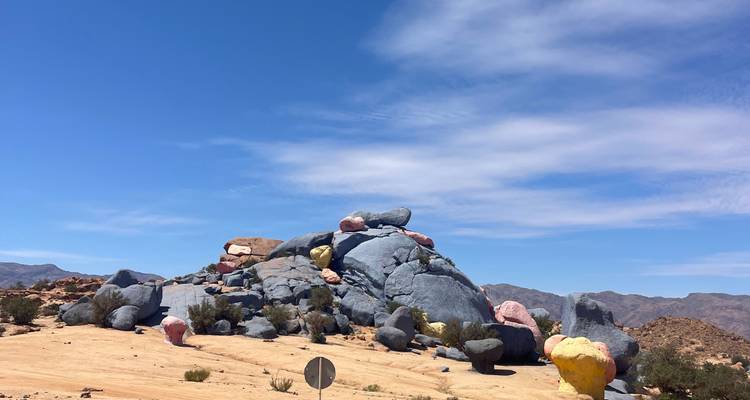 Kleurrijke rotsformatie onder een blauwe hemel.