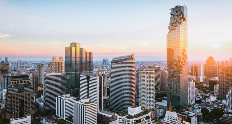Moderne wolkenkrabbers die Bangkok's stedelijke skyline benadrukken.