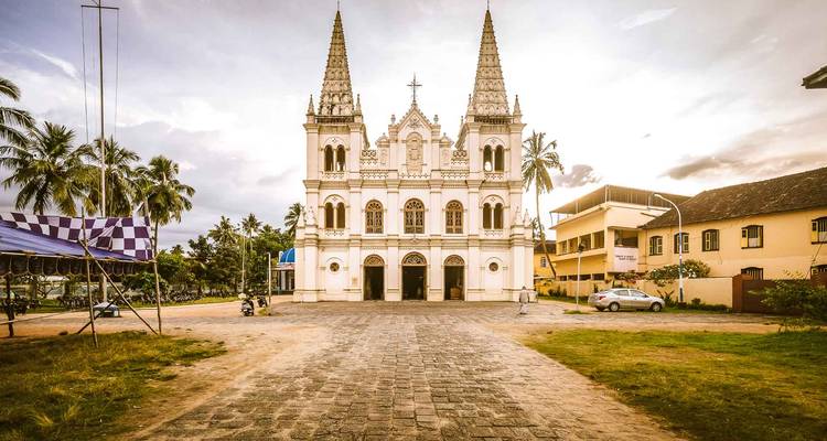 Vue époustouflante d'une cathédrale de style gothique avec un sentier qui y mène.