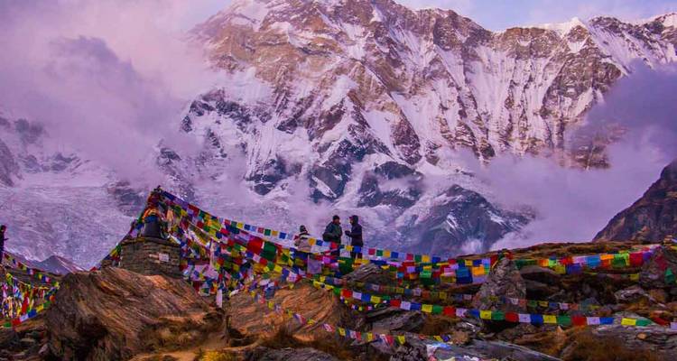 Des personnes avec des drapeaux de prière dans l'Himalaya, cadre montagneux spectaculaire.