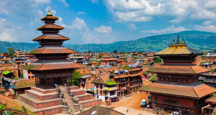 Temples népalais traditionnels dans un paysage urbain.