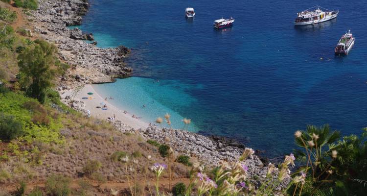 Remota cala de playa con aguas azules cristalinas.
