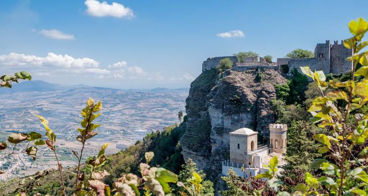 Mittelalterliche Burg auf einer dramatischen Klippe über der hügeligen sizilianischen Landschaft in der Nähe von Erice