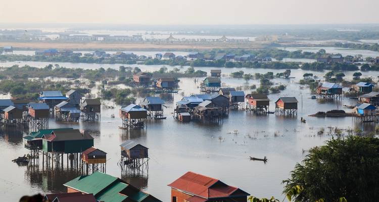 Maisons sur pilotis au-dessus des eaux calmes du lac Tonlé Sap.