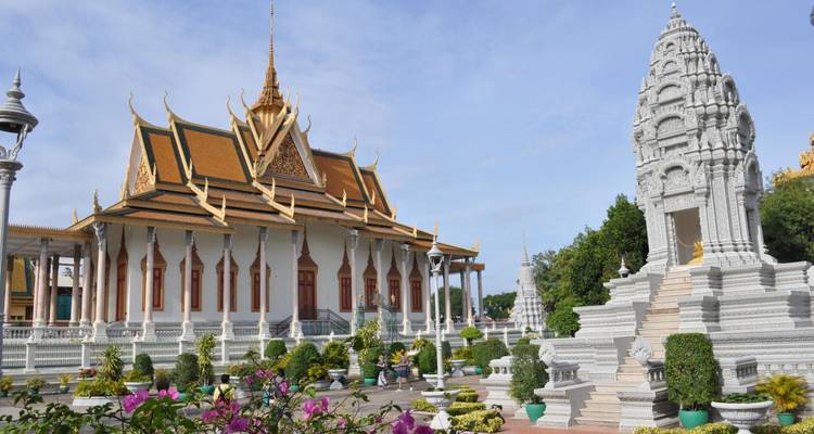 Complexe du Palais Royal à Phnom Penh avec des habitants et des touristes aux alentours.