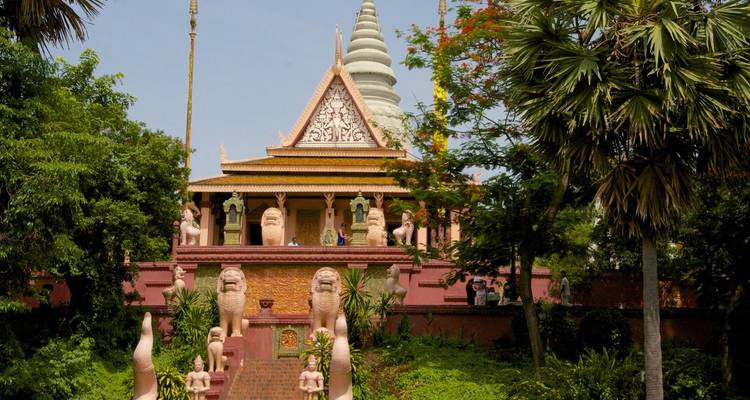 Temple Wat Phnom dans une végétation luxuriante avec des touristes en visite.