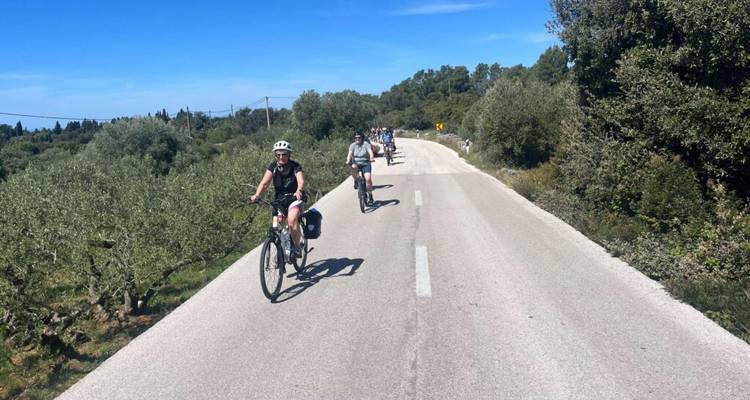 Groupe de cyclistes sur une route de campagne.