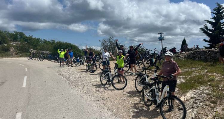 Cyclistes s'arrêtant au bord de la route avec les mains levées.