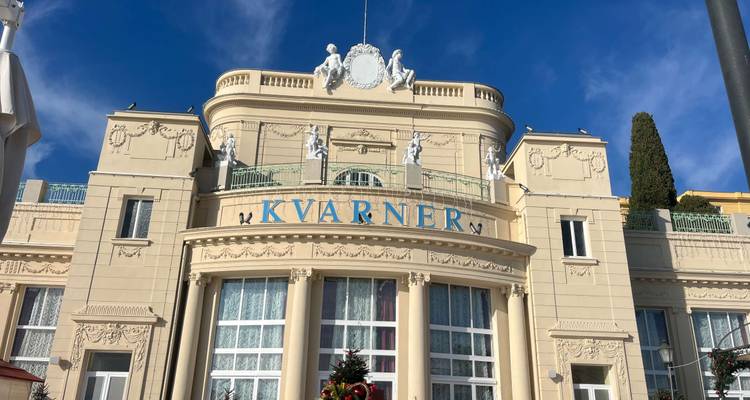 Bâtiment Kvarner avec un ciel bleu clair.