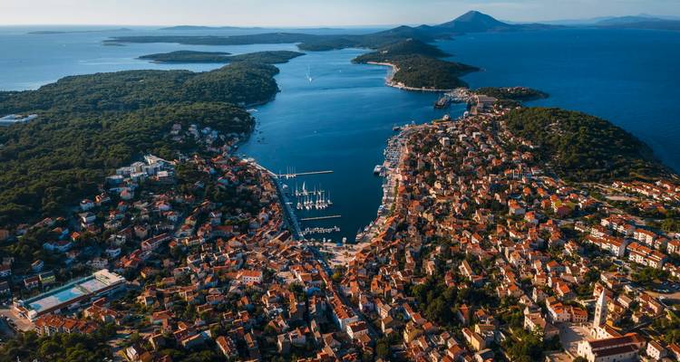 Vue aérienne d'une ville côtière et du paysage environnant.