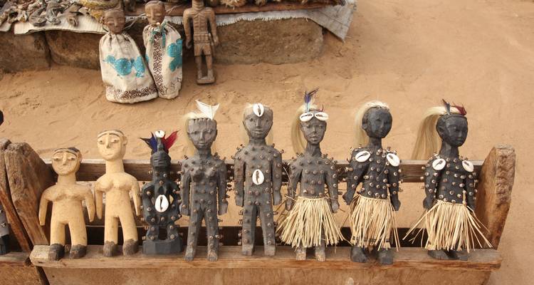 Figurines intriguantes ayant une signification culturelle exposées à l'extérieur.