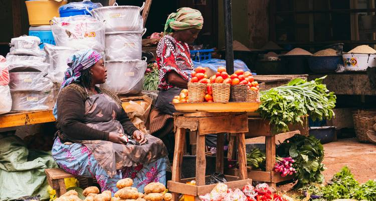 Une scène de marché animée avec des produits frais en vente.