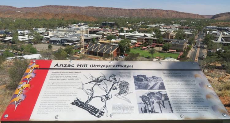 Overzicht van een stad met een informatief bord over Anzac Hill.