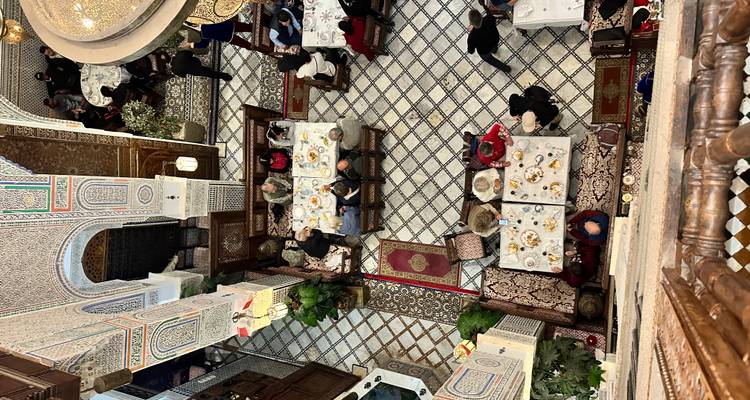 Intérieur d'un restaurant avec un design traditionnel marocain.