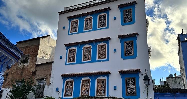 Bâtiment traditionnel marocain avec façade bleue et blanche.