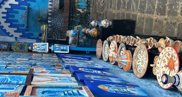 Boutique avec poterie traditionnelle marocaine et œuvres d'art.