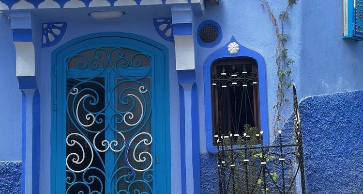 Gros plan d'une porte traditionnelle marocaine bleue.