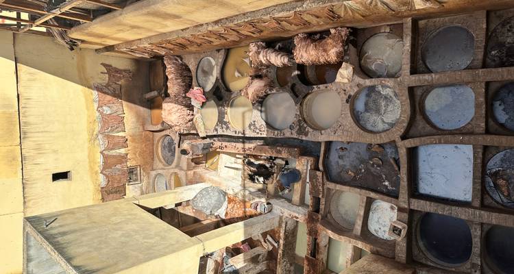 Tanneries marocaines traditionnelles avec des bassins de teinture colorés.