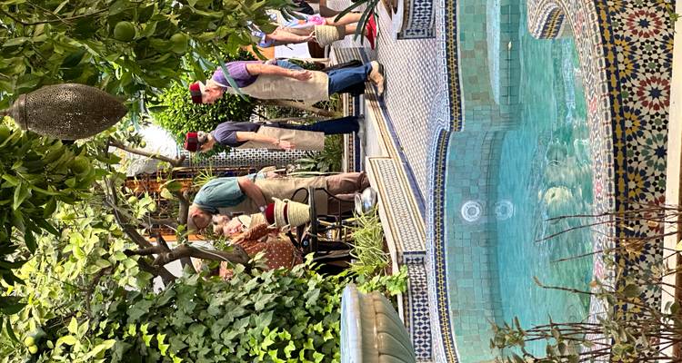 Rassemblement en plein air dans un cadre traditionnel avec une piscine.