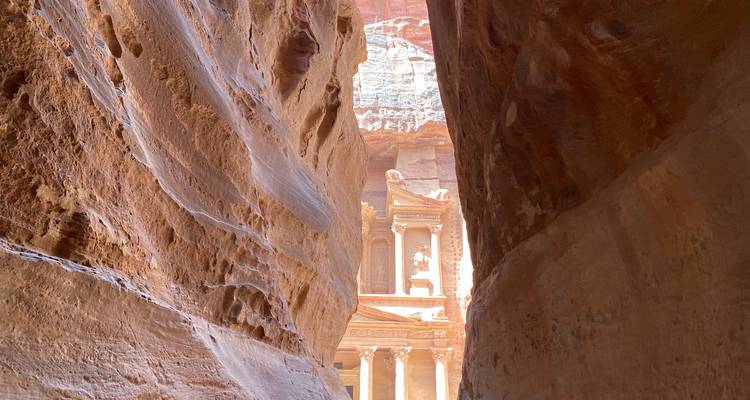 Vue du Trésor de Pétra à travers un canyon étroit.
