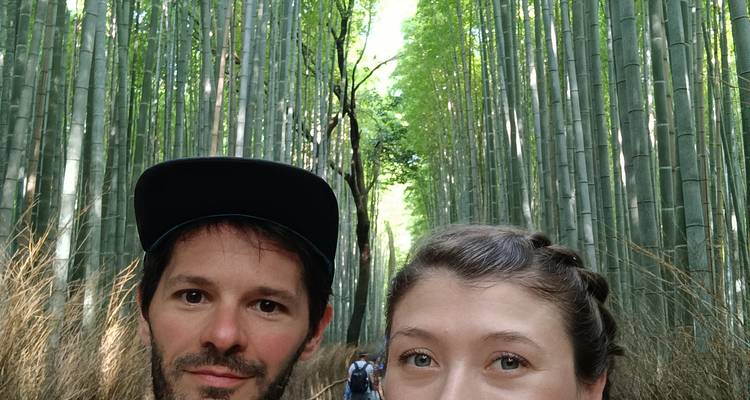 Couple posant dans une forêt de bambous.