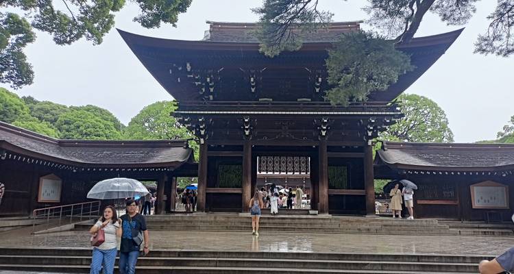 Porte traditionnelle japonaise avec des gens et des parapluies.