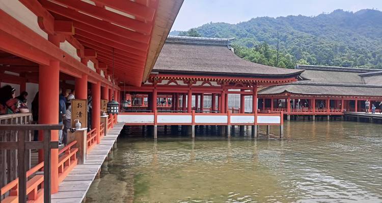 Architecture japonaise traditionnelle avec des gens qui se promènent.