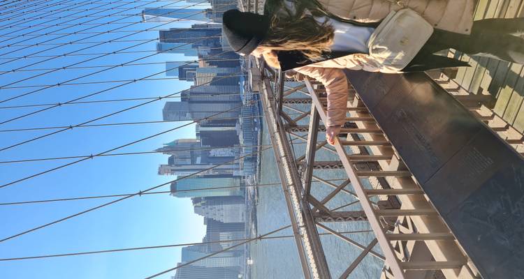 Femme regardant l'horizon de la ville depuis un pont.