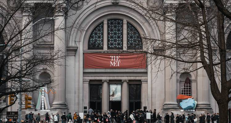 Vue de face du Met avec des gens à l'extérieur.