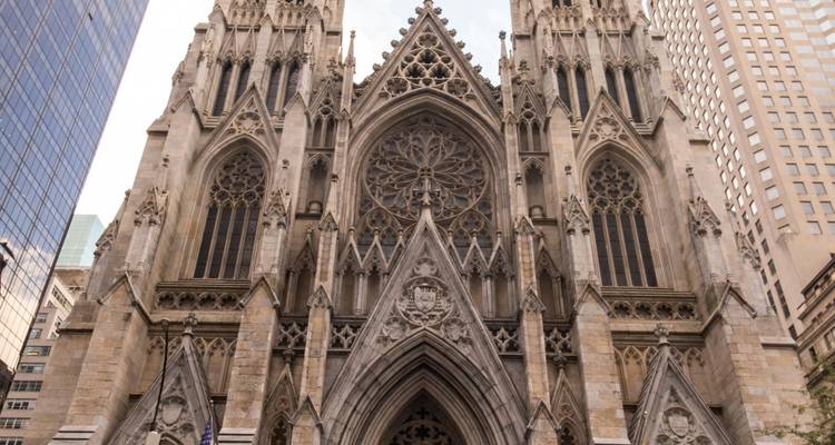 Vue de face de la cathédrale Saint-Patrick.