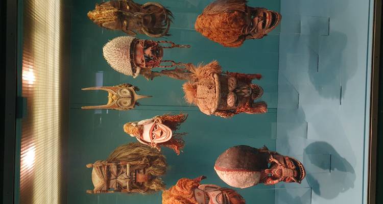 Exposition de masques culturels dans un musée.