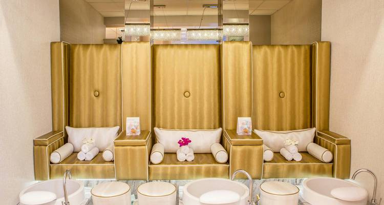 Chaises de spa luxueuses avec bains de pieds dans une salle de relaxation.