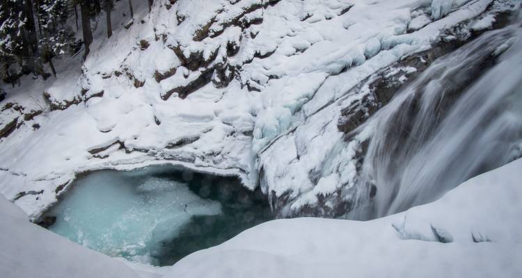 Cascade gelée vue sous un angle plongeant.